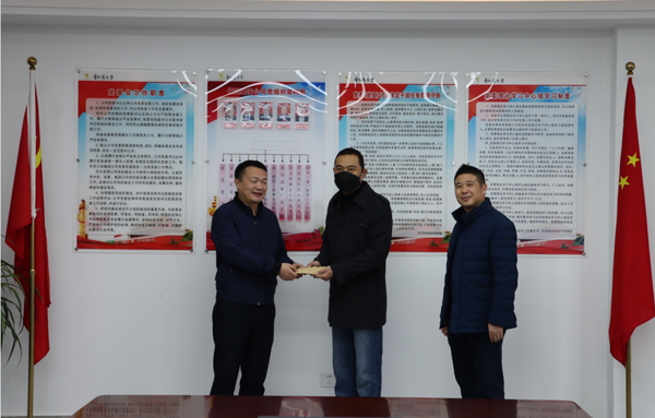 集團公司黨委委員、副總經(jīng)理胡新付到公司走訪慰問